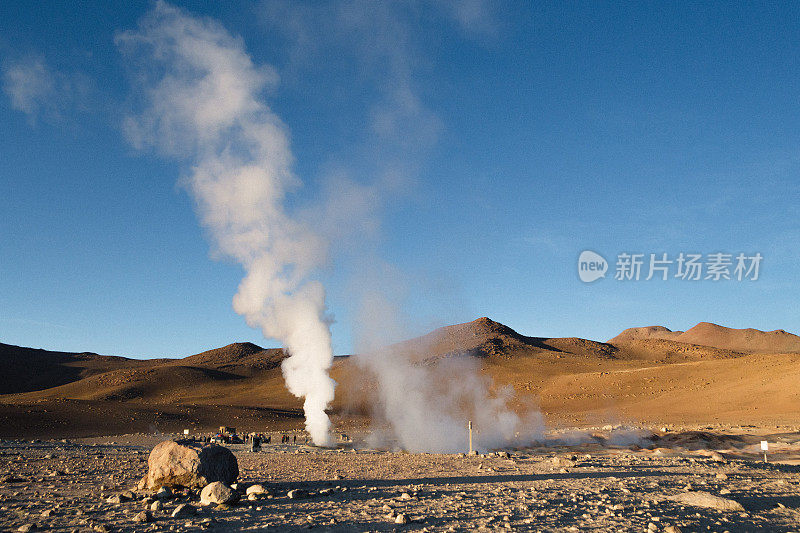 风景秀丽的日出Sol de Mañana地热地区在Altiplano，玻利维亚